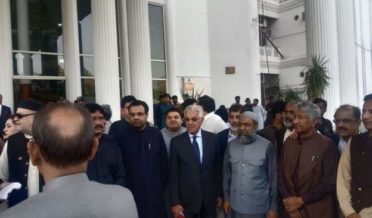 opposition parliament laudges